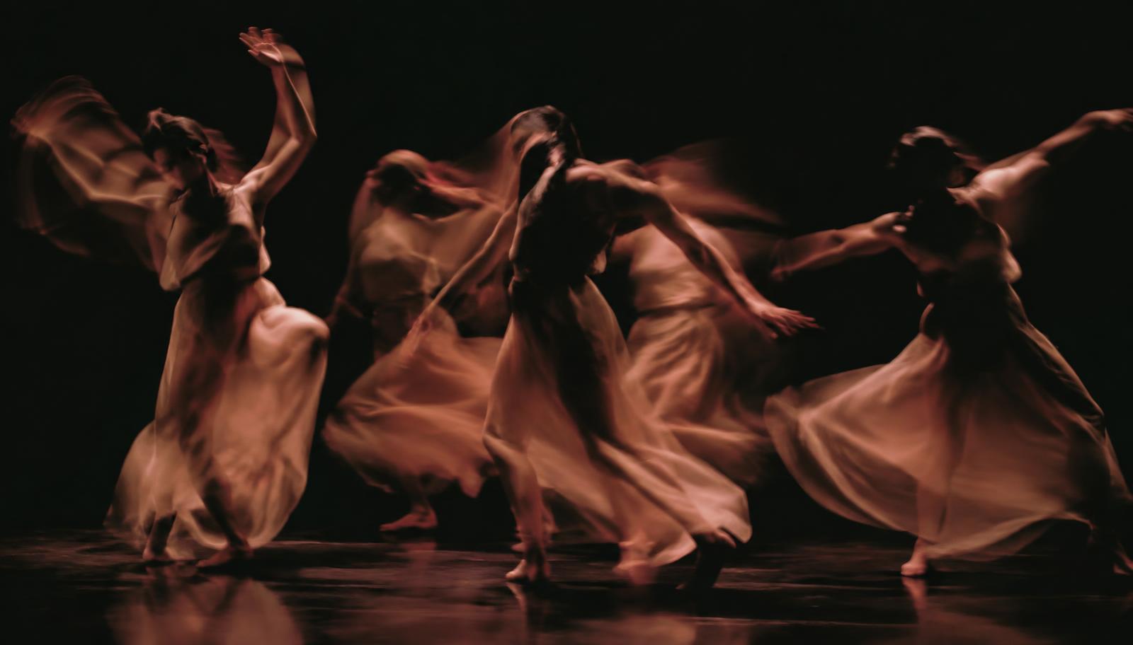 Grupo de bailarinos em movimento